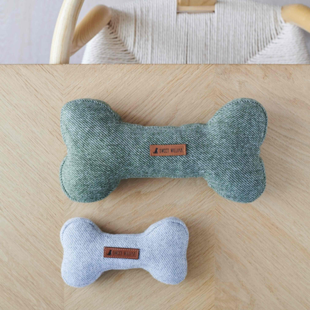 Hundespielzeug grau aus Tweed beide Größen im Vergleich 