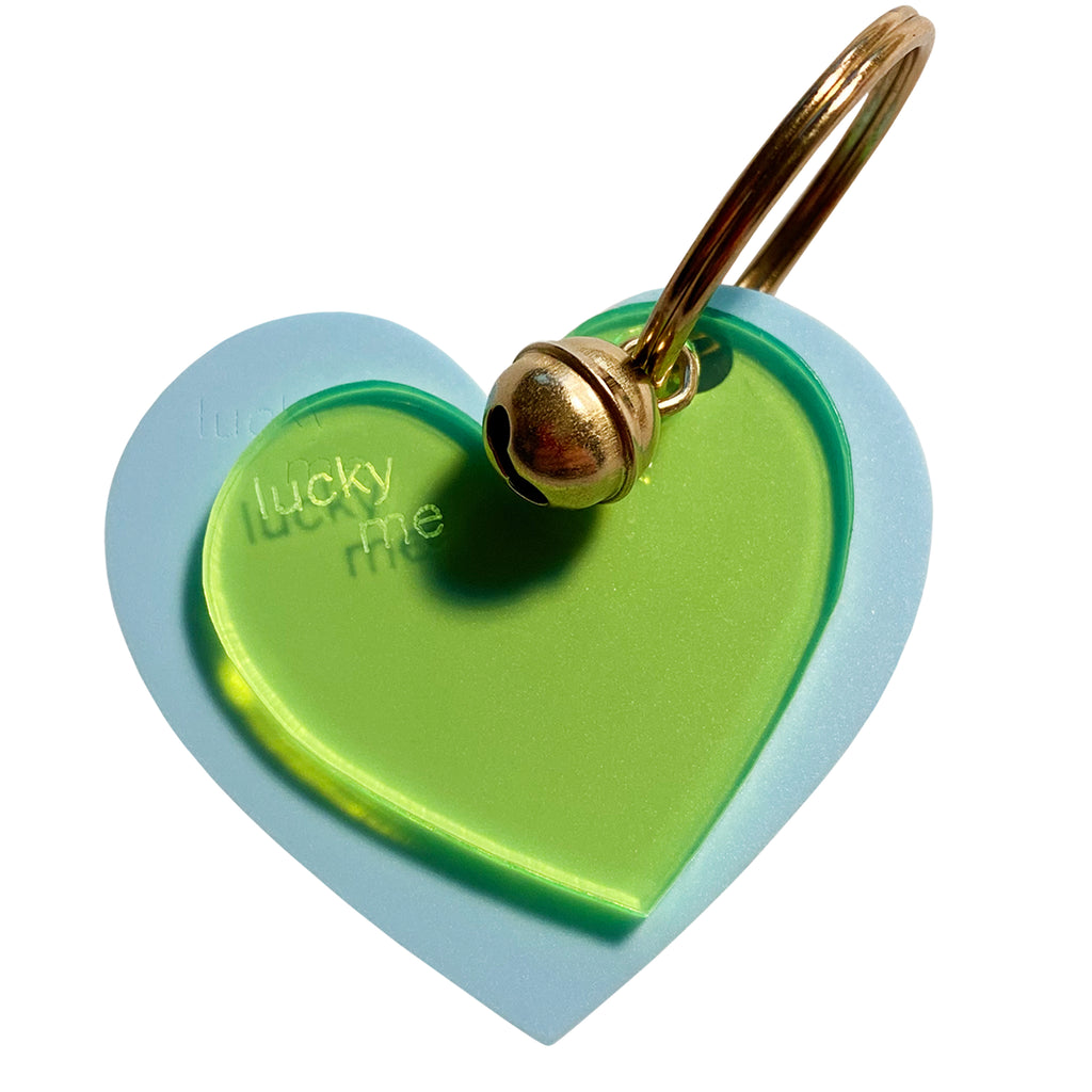 Van Muppen Schlüsselanhänger mit 2 Anhängern aus Acryglas. Ein großes Herz hellblau und ein transparentes kleines grünes Herz mit Glocke
