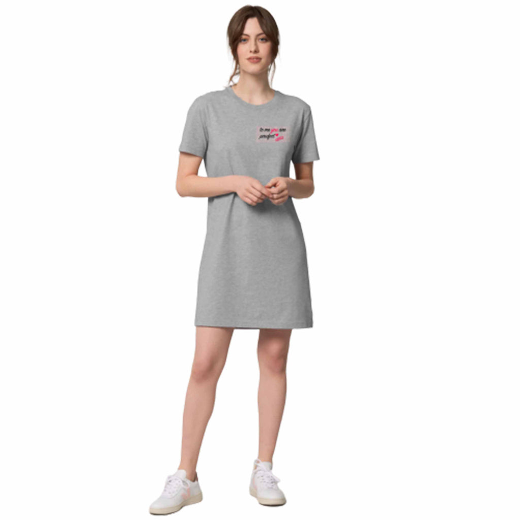 Van Muppen T-Shirt Kleid in grau melange mit Druck: XOXO to me you are pawfect am Model 