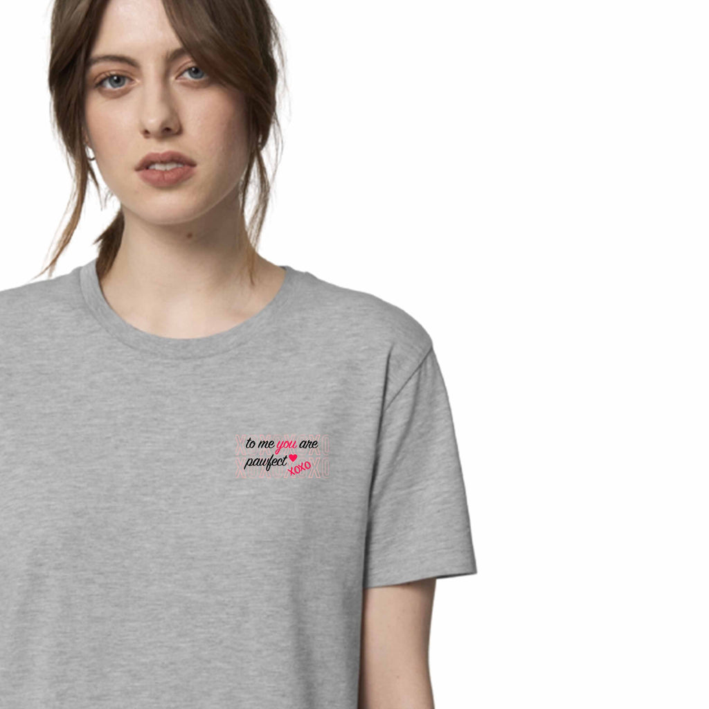 Van Muppen T-Shirt Kleid in grau melange mit Druck: XOXO to me you are pawfect am Model  Fokus Model