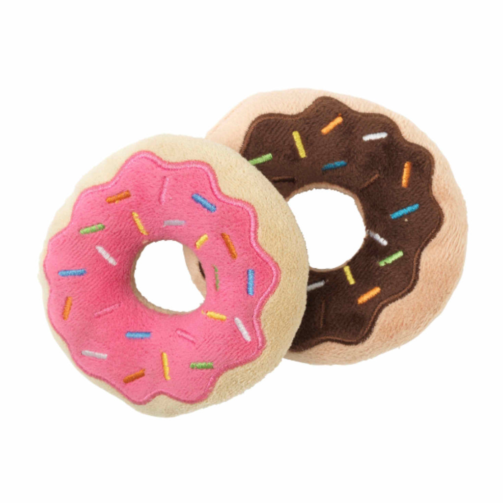 Hundespielzeug Donut aus Plüsch von Fuzzy Yard im Doppelpack. Eine Schoko Donut und ein Erdbeer-Donut mit Quietscher