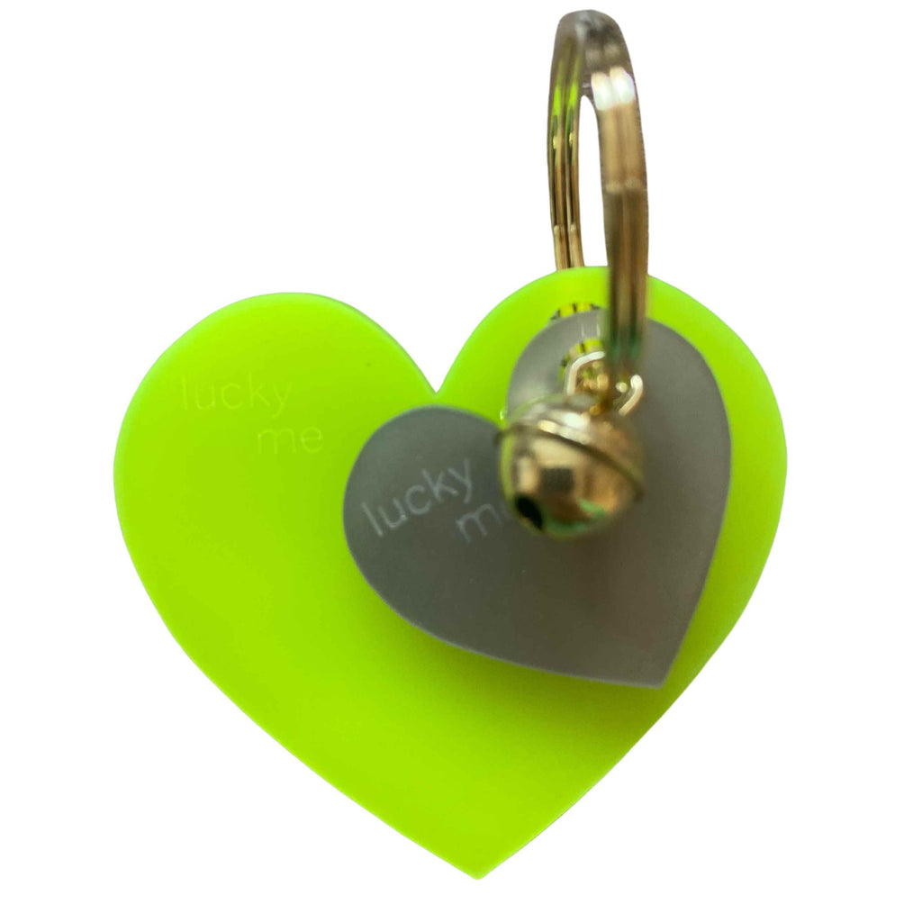 Herzschlüsselanhänger aus leuchtendem Acryglas. Neon gelb mit taupe bzw. grauen Herzen