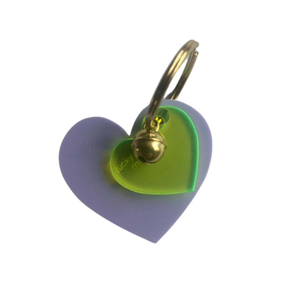 Van Muppen Schlüsselanhänger von Lucky MEs aus Acryglas. Flieder Herz in groß und kleines grünes Herz.