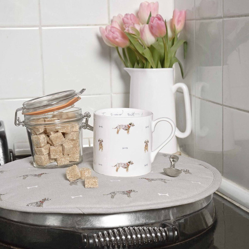 Tasse mit Terrier angerichtet in der Küche mit pinken Tulpen und Zucker